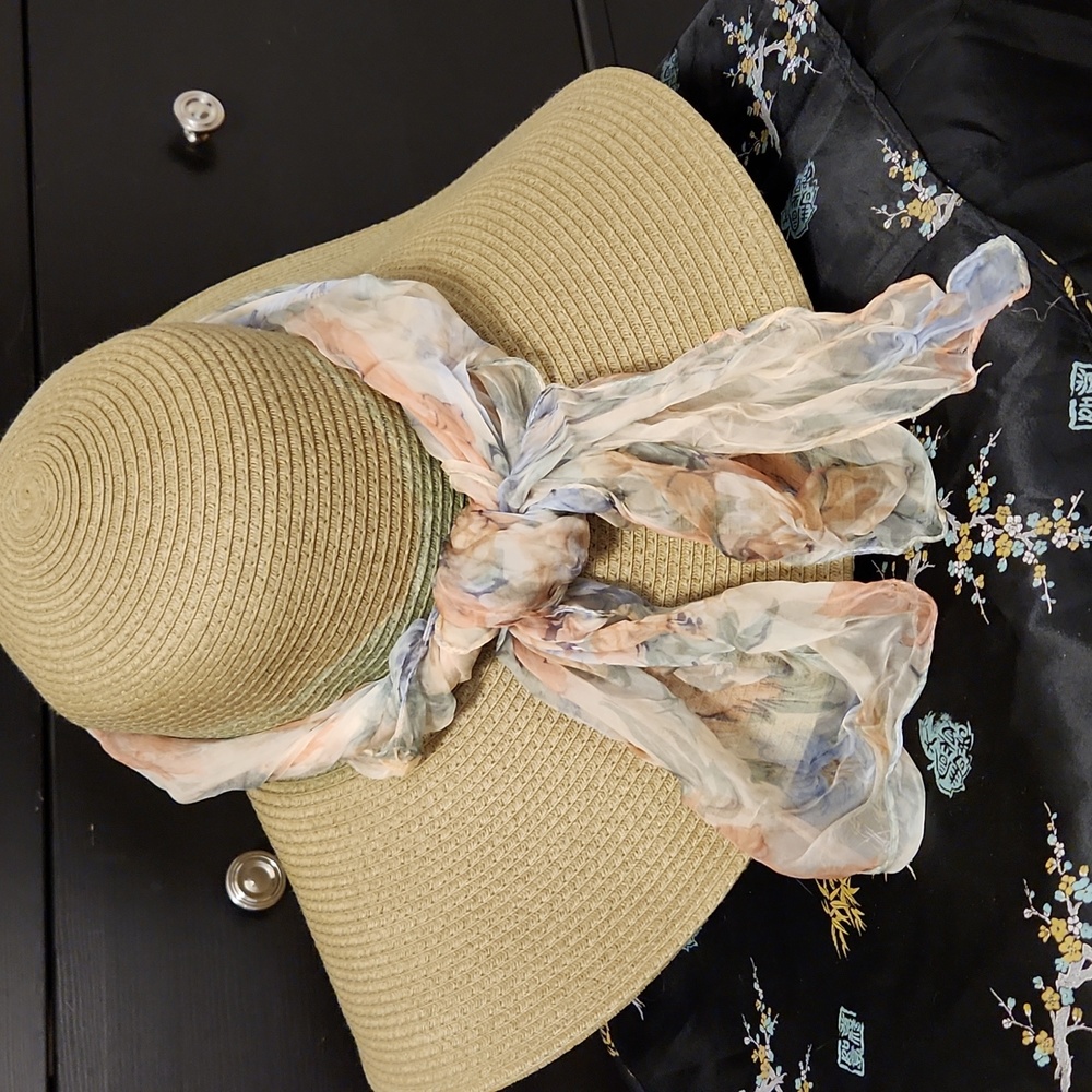 Green Summer Hat With Scarf